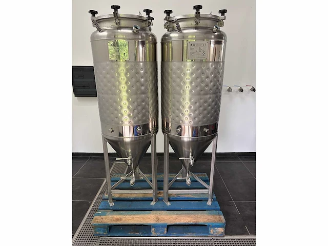 Speidel - 2 tanks + toebehoren - brewery equipment - afbeelding 1 van  3