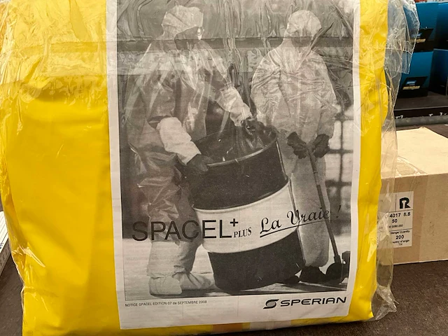 Sperian. spacel plus 3000 ra ebj. 3&5. polythleenfolie wegwerpoverall (3x) - afbeelding 1 van  2