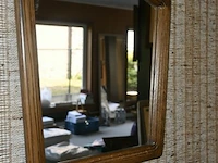 Spiegel in houten kader - afbeelding 1 van  1