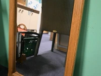 Spiegel in houten kader - afbeelding 1 van  1