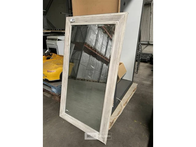 Spiegel met houten kader - afbeelding 2 van  2