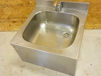 Spoelbakje met automatische kraan