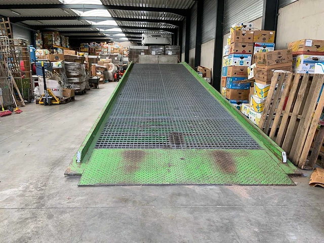 Spreutels diegem - rampe - hydraulische laadbrug 8 ton verrijdbaar 380v - 2001 - afbeelding 4 van  11