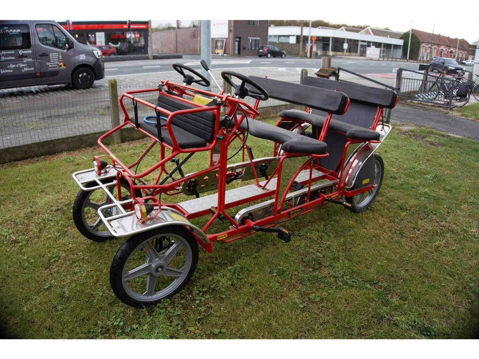 Springkastelen en evenement en legermateriaal