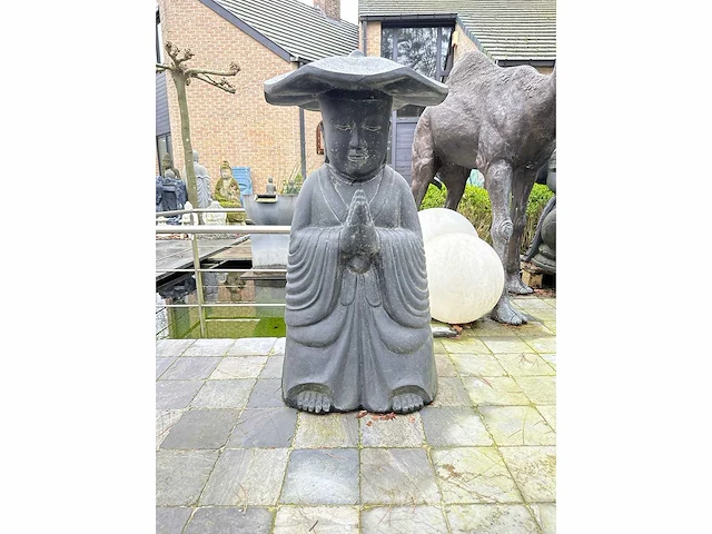 Staand buddha met handen samen en hoed - afbeelding 2 van  2