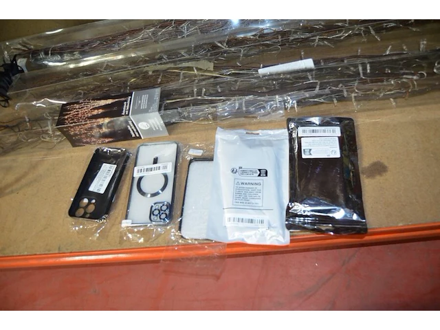 Staande lamp zwart, 5 smartphone hoesjes, sierstuk zwart fiets met klok, zwarte fruitschaal, 4 verlichting takkenbos - afbeelding 2 van  13