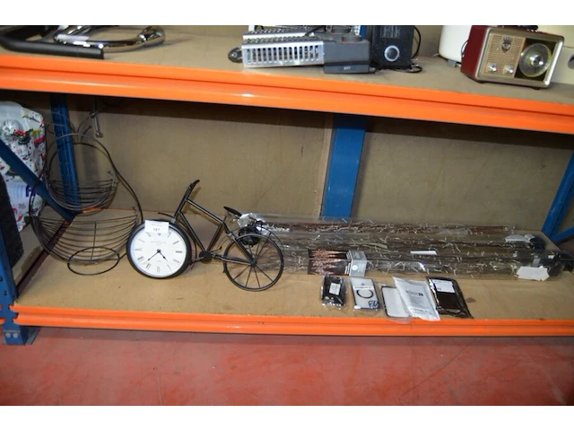 Staande lamp zwart, 5 smartphone hoesjes, sierstuk zwart fiets met klok, zwarte fruitschaal, 4 verlichting takkenbos - afbeelding 1 van  13