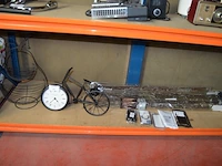 Staande lamp zwart, 5 smartphone hoesjes, sierstuk zwart fiets met klok, zwarte fruitschaal, 4 verlichting takkenbos - afbeelding 1 van  13