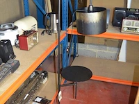 Staande lamp zwart, 5 smartphone hoesjes, sierstuk zwart fiets met klok, zwarte fruitschaal, 4 verlichting takkenbos - afbeelding 6 van  13