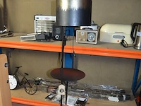 Staande lamp zwart, 5 smartphone hoesjes, sierstuk zwart fiets met klok, zwarte fruitschaal, 4 verlichting takkenbos - afbeelding 7 van  13