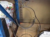 Staande lamp zwart, 5 smartphone hoesjes, sierstuk zwart fiets met klok, zwarte fruitschaal, 4 verlichting takkenbos - afbeelding 11 van  13