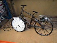 Staande lamp zwart, 5 smartphone hoesjes, sierstuk zwart fiets met klok, zwarte fruitschaal, 4 verlichting takkenbos - afbeelding 13 van  13