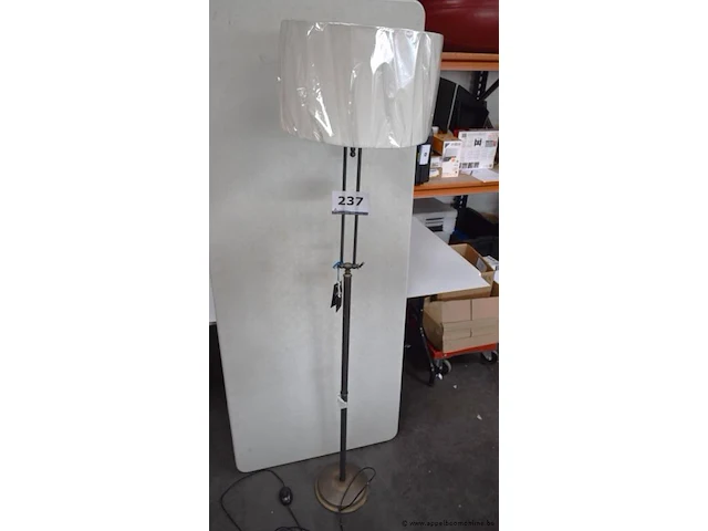 Staande lamp - afbeelding 1 van  2