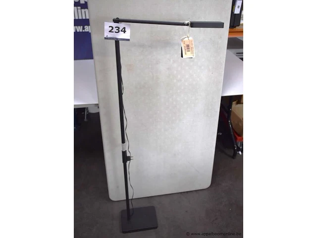 Staande led lamp, beschadigd - afbeelding 1 van  3
