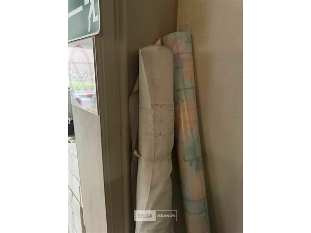 Staander met div soorten tafellakens - afbeelding 2 van  6