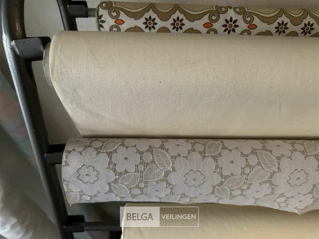 Staander met div soorten tafellakens - afbeelding 3 van  6