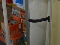 Staander voor grote rol inpakpapier - afbeelding 3 van  3