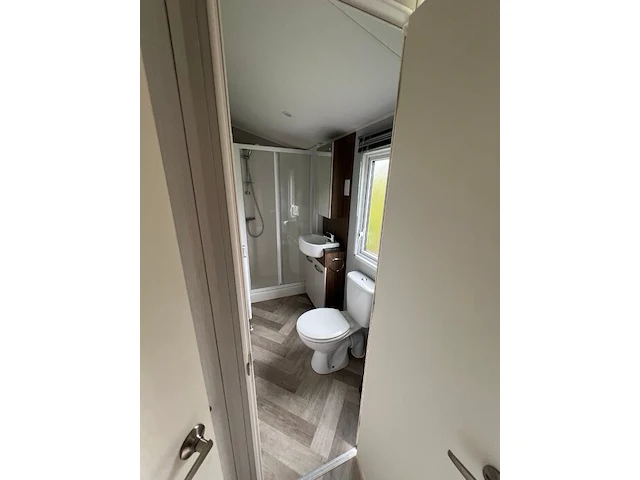 Stacaravan willerey, type lumic 32 x 12 2 bed, 2 slaapkamers, badkamer, gasketel, volledig ingebouwde keuken inclusief meubels, met tuinhuis pvc ketter, waterton - afbeelding 48 van  73