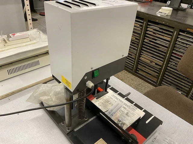 Stago pb1006 papierboormachine - afbeelding 6 van  7
