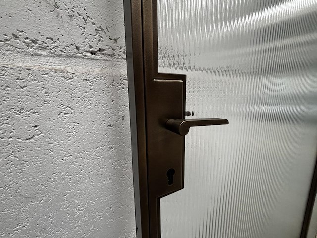 Stalen binnendeur met vast paneel afgemastikeerd - afbeelding 3 van  7