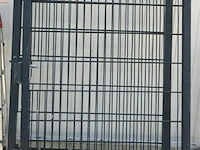 Stalen hekwerk met poort - afbeelding 1 van  1