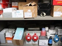 Stalen kast met inhoud, wo. divers elektratoebehoren - afbeelding 2 van  3