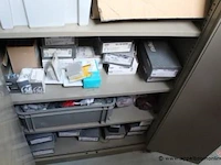 Stalen kast met inhoud, wo. divers elektratoebehoren - afbeelding 3 van  4