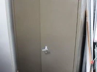 Stalen kast met inhoud - afbeelding 1 van  2