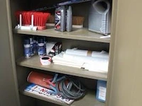 Stalen kast met inhoud - afbeelding 2 van  2