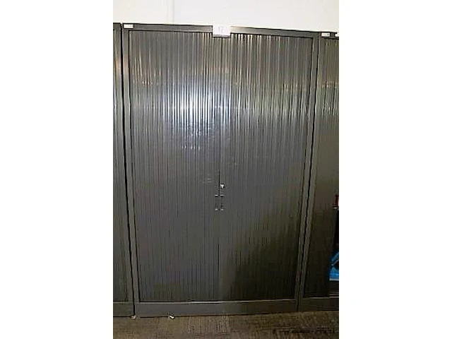 Stalen opbergkast vv jalouziedeuren, afm plm 120x45x198cm - afbeelding 1 van  2