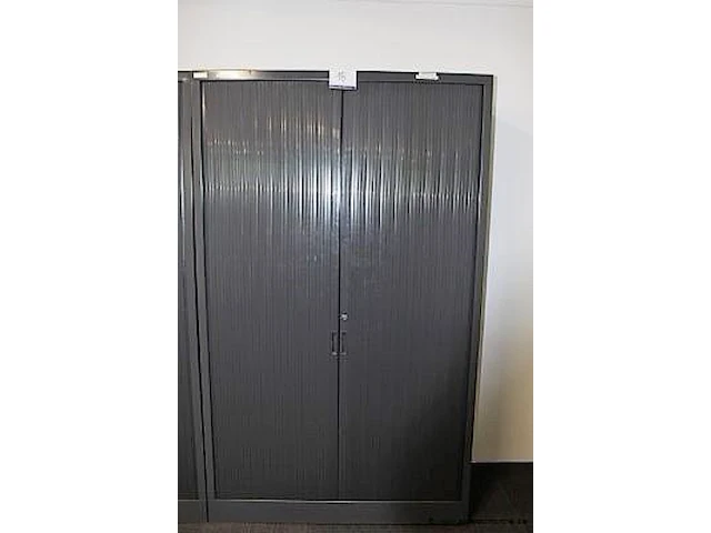 Stalen opbergkast vv jalouziedeuren, afm plm 120x45x198cm - afbeelding 1 van  2
