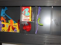 Stalen opbergkast vv jalouziedeuren, afm plm 120x45x198cm - afbeelding 2 van  2
