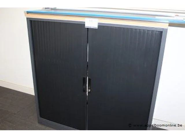 Stalen opbergkast vv jalouziedeuren,afm plm 120x45x132cm - afbeelding 1 van  1