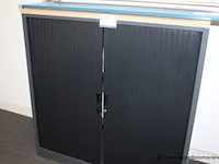 Stalen opbergkast vv jalouziedeuren,afm plm 120x45x132cm - afbeelding 1 van  1