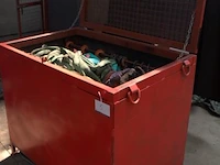 Stalen opbergkist inhoudende 7 takels en lot stroppen