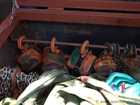 Stalen opbergkist inhoudende 7 takels en lot stroppen - afbeelding 3 van  5