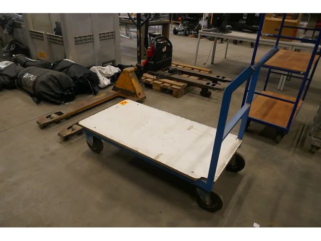 Stalen plateauwagen - afbeelding 2 van  4