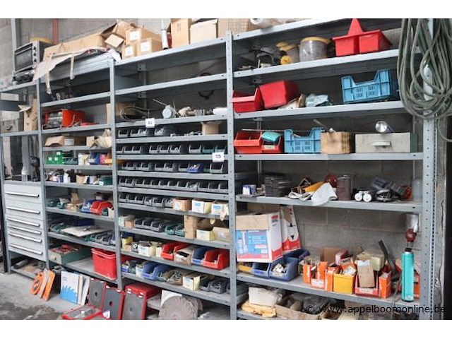 Stalen stelling inhoudende divers materiaal en gereedschap - afbeelding 1 van  6