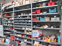 Stalen stelling inhoudende divers materiaal en gereedschap - afbeelding 1 van  6