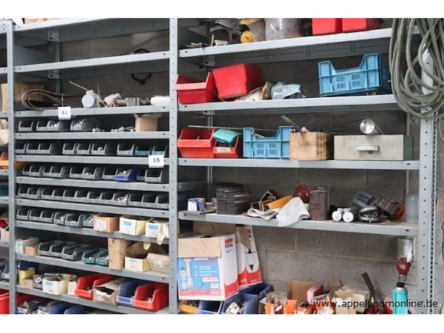 Stalen stelling inhoudende divers materiaal en gereedschap - afbeelding 2 van  6