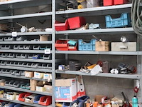 Stalen stelling inhoudende divers materiaal en gereedschap - afbeelding 2 van  6