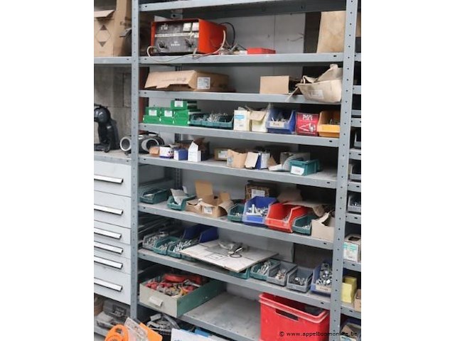 Stalen stelling inhoudende divers materiaal en gereedschap - afbeelding 3 van  6