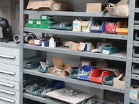 Stalen stelling inhoudende divers materiaal en gereedschap - afbeelding 3 van  6