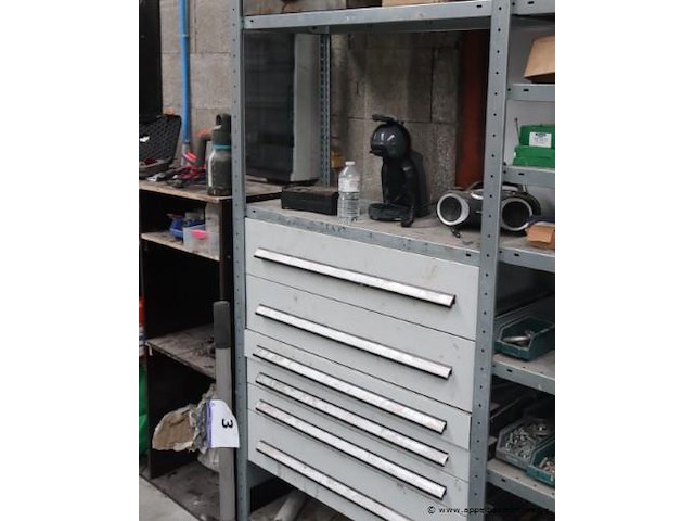 Stalen stelling inhoudende divers materiaal en gereedschap - afbeelding 4 van  6