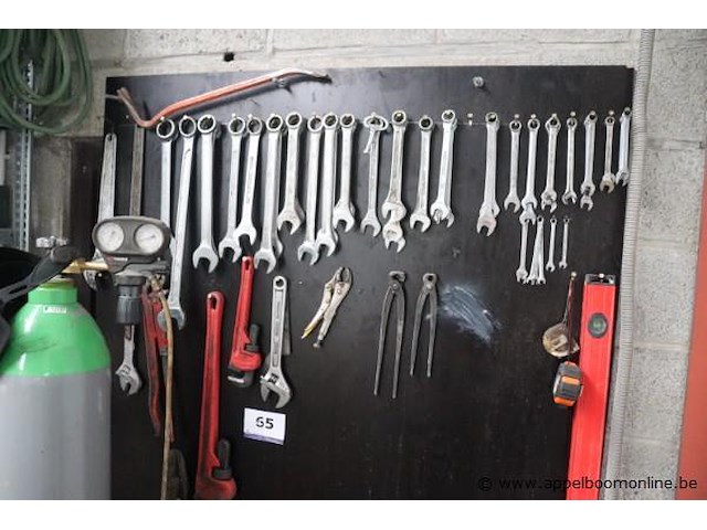 Stalen stelling inhoudende divers materiaal en gereedschap - afbeelding 6 van  6