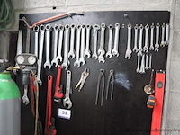 Stalen stelling inhoudende divers materiaal en gereedschap - afbeelding 6 van  6