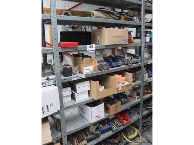 Stalen stelling inhoudende diverse wo onderhoudsproducten, olie, elektramateriaal enz - afbeelding 1 van  5