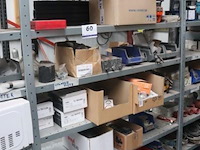 Stalen stelling inhoudende diverse wo onderhoudsproducten, olie, elektramateriaal enz - afbeelding 1 van  5