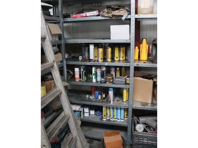 Stalen stelling inhoudende diverse wo onderhoudsproducten, olie, elektramateriaal enz - afbeelding 2 van  5