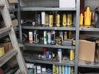 Stalen stelling inhoudende diverse wo onderhoudsproducten, olie, elektramateriaal enz - afbeelding 2 van  5